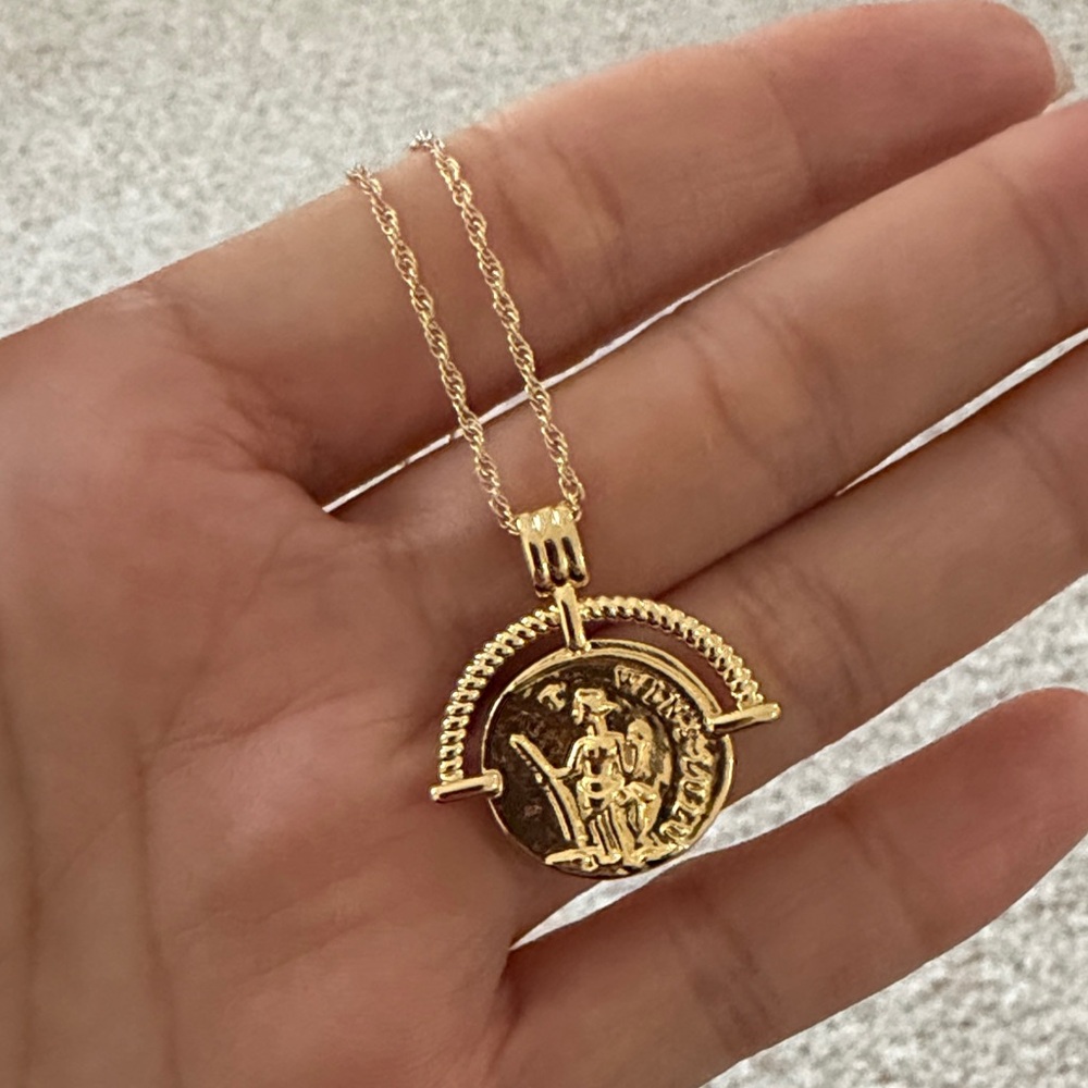 Gold Pendant Necklace